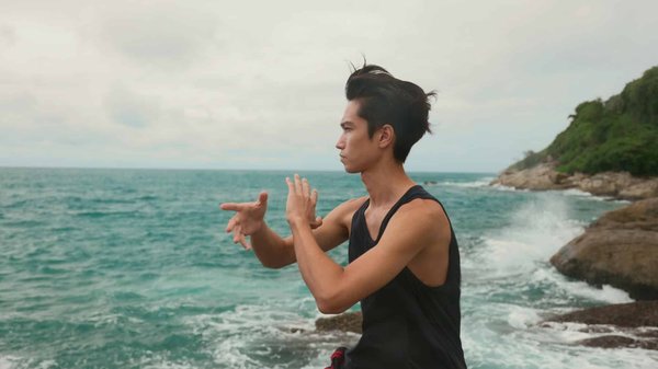 Comment combiner des exercices de Qi Gong avec une alimentation anti-inflammatoire pour gérer l'arthrite ?